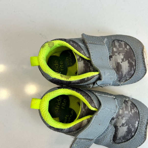 Stride Rite Riley Sneakers (size 5.5W) - Picture 2 of 4